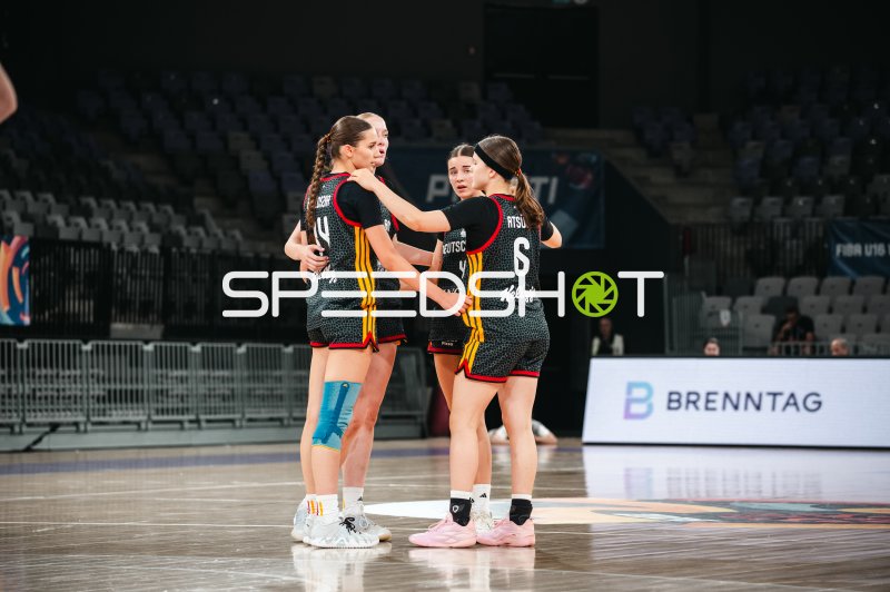 Emilia Atsur (#6; Deutschland u16w) in Teambesprechung auf dem Parkett