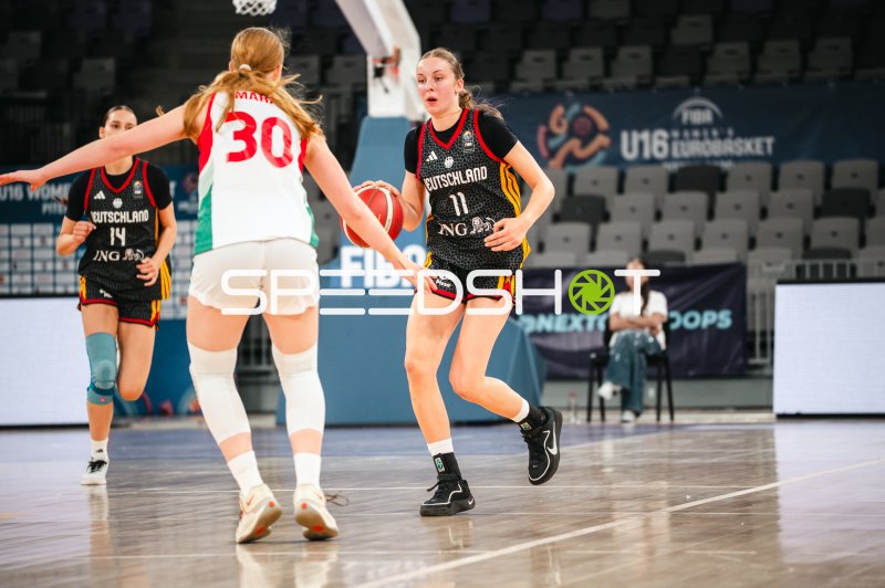 Jamie Zentgraf (#11; Deutschland u16w) im Angriff gegen Hungary
