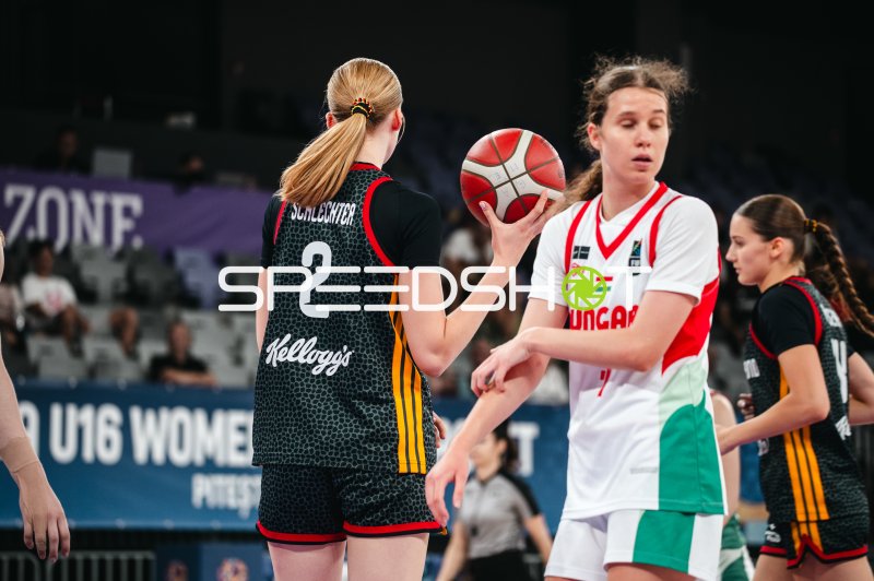 Catharina Schlechter (#2; Deutschland u16w) im Duell mit Ungarn