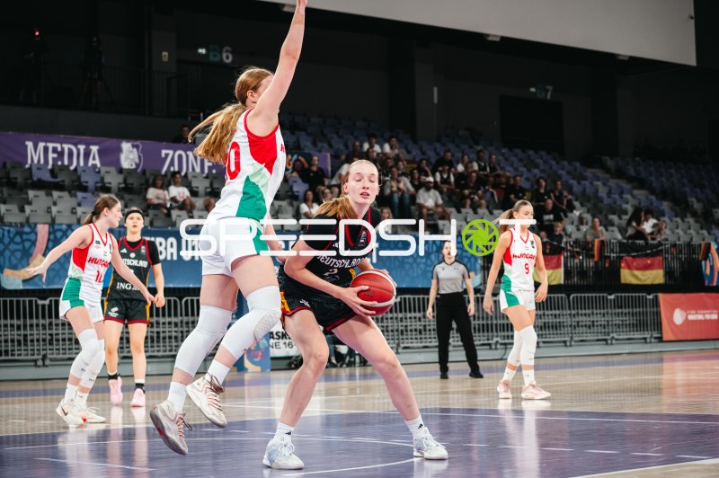 Catharina Schlechter (#2; Deutschland u16w) im Zweikampf gegen Hungary