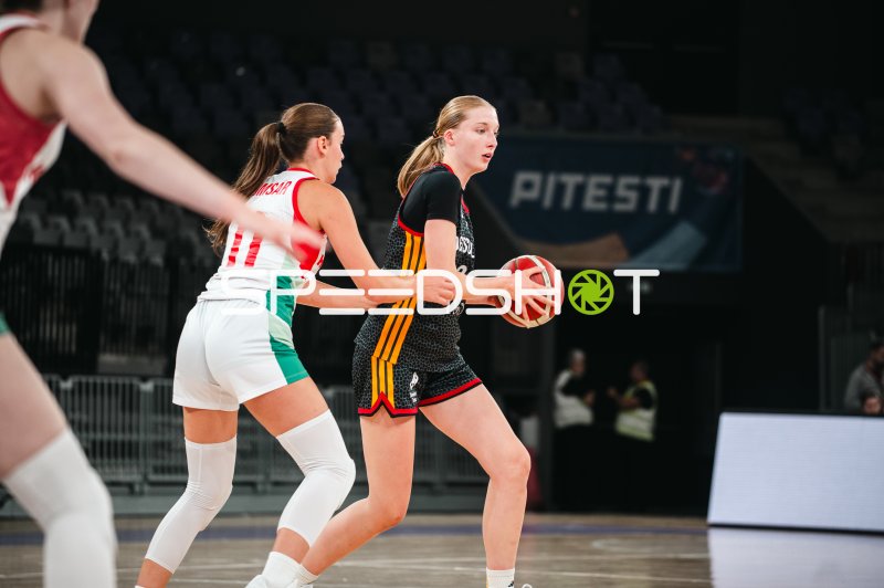 Deutschland u16w im Zweikampf gegen Hungary in der Pitesti Arena
