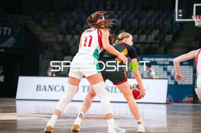 Anna Pomsar (#11; Hungary) im Zweikampf gegen Deutschland u16w