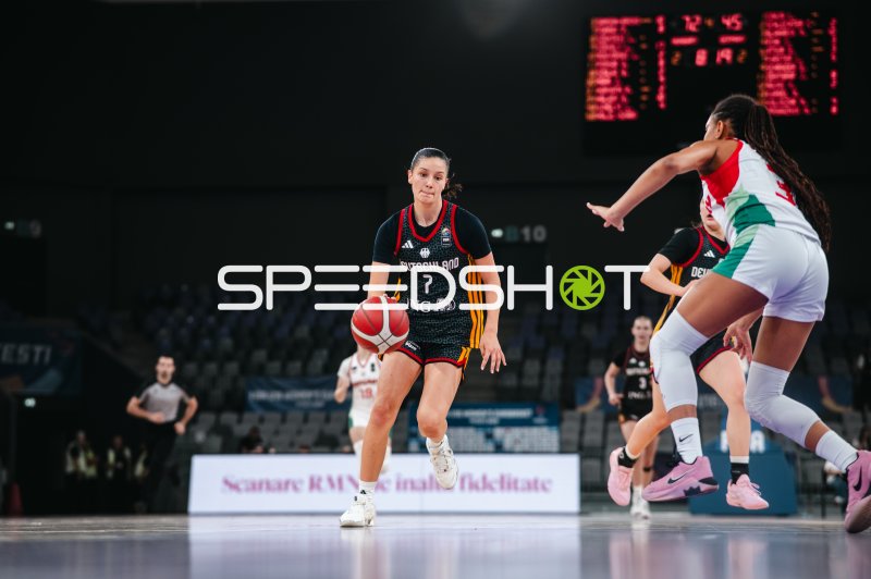 Lana Förster (#7; Deutschland u16w) dribbelt gegen Ungarn in Pitesti