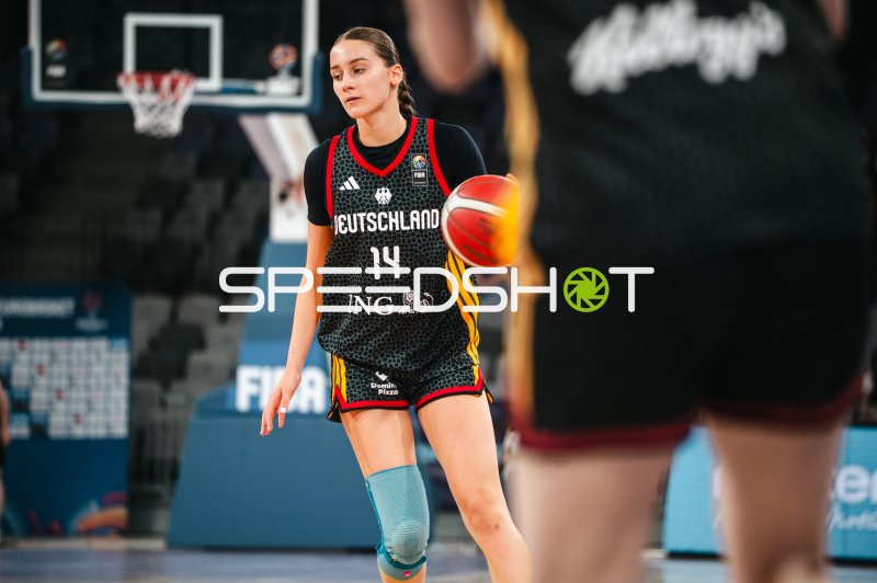 Mia Melissa Koloszar (#14; Deutschland u16w) dribbelt im Spielaufbau