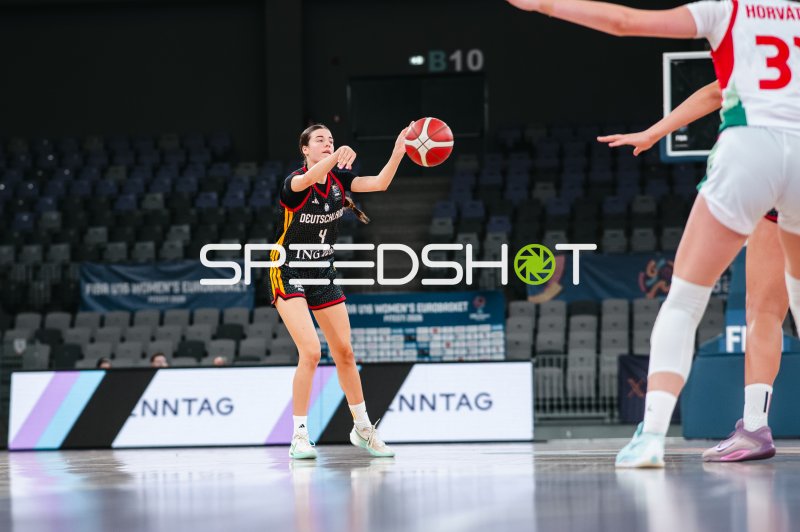 Clara Rink (#4; Deutschland u16w) beim Pass gegen Hungary