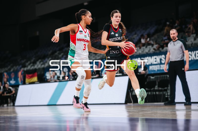 Eva Samson-Erckovi (#3; Hungary) im Zweikampf gegen Deutschland u16w