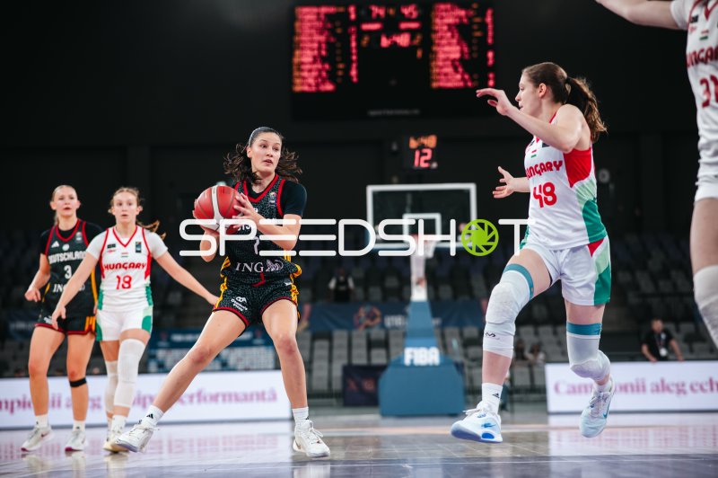 Lana Förster (#7; Deutschland u16w) im Angriff gegen Lea Ujhelyi (#48; Hungary)