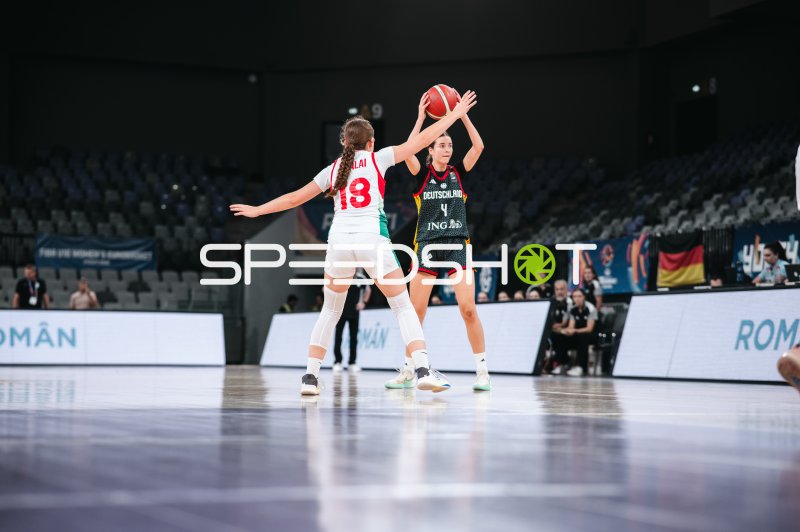 Clara Rink (#4; Deutschland u16w) im Angriff gegen Blanka Szalai (#18; Hungary)