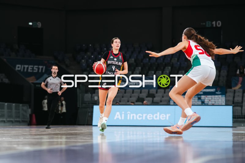 Clara Rink (#4; Deutschland u16w) mit Ball gegen Ungarn