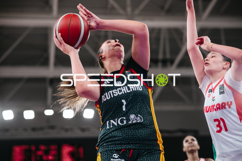Luana Coaja (#1; Deutschland u16w) zieht zum Korb gegen Hungary
