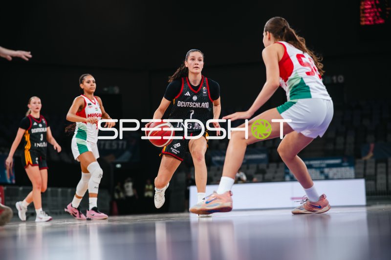 Lana Förster (#7; Deutschland u16w) dribbelt gegen Hungary