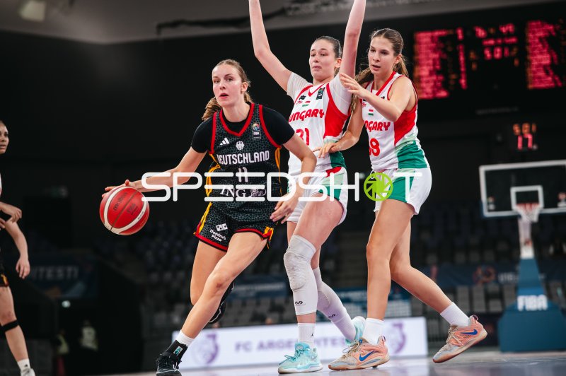 Jamie Zentgraf (#11; Deutschland u16w) dribbelt gegen Ungarn