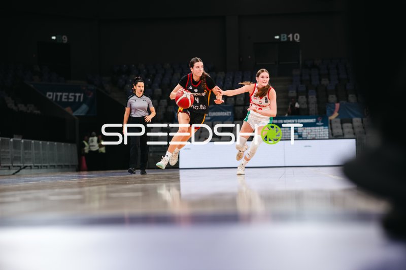 Clara Rink (#4; Deutschland u16w) im Dribbling gegen Hungary