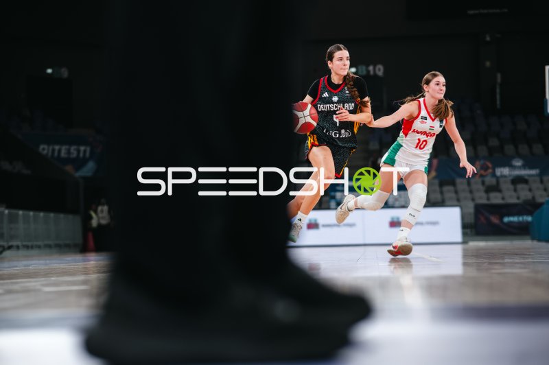 Luana Coaja (#1; Deutschland u16w) im Dribbling gegen Lili Mogyorodi (#10; Hungary)