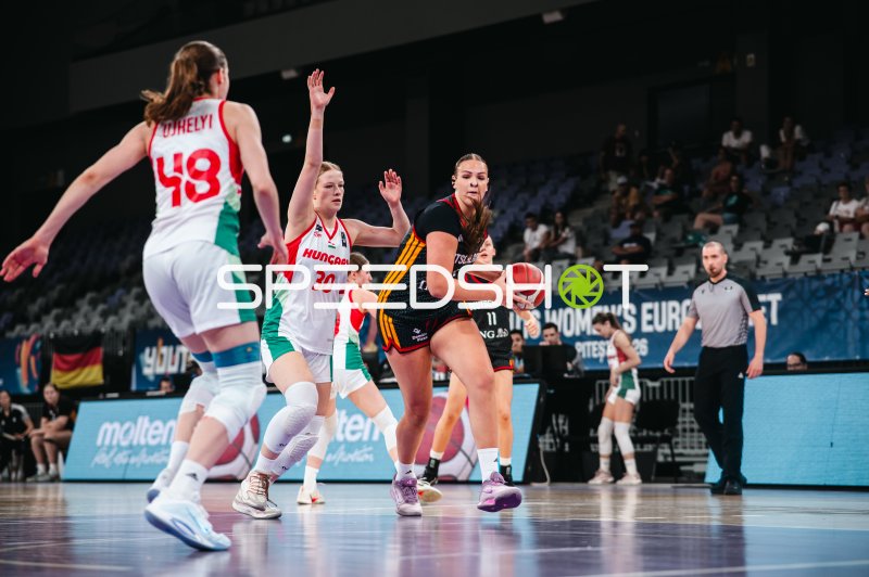 Jamie Zentgraf (#11; Deutschland u16w) im Angriff gegen Hungary