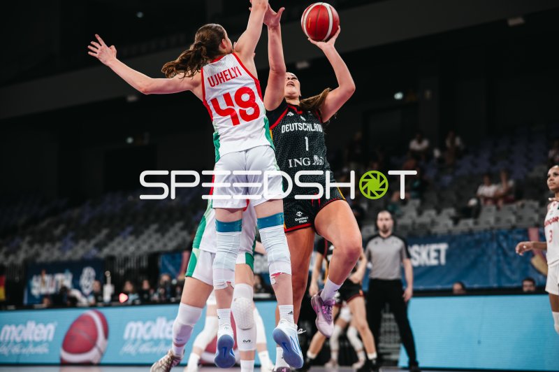 Luana Coaja (#1; Deutschland u16w) zieht zum Korb gegen Lea Ujhelyi (#48; Hungary)