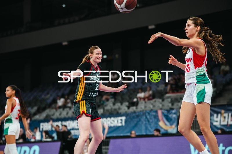 Karolina Bajai (#12; Deutschland u16w) im Zweikampf gegen Hungary