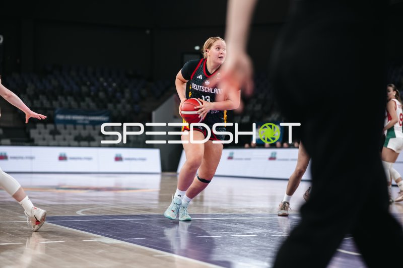 Magdalena Körbel (#13; Deutschland u16w) mit Ball im Angriff