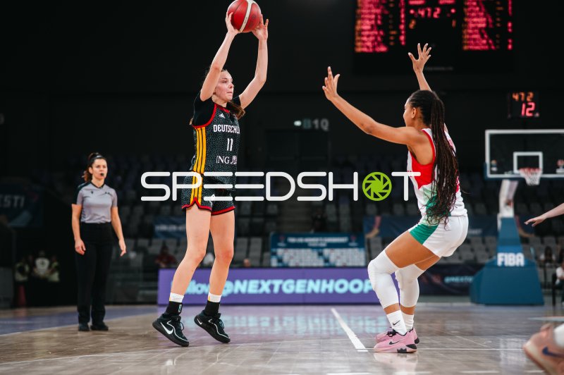 Jamie Zentgraf (#11; Deutschland u16w) beim Wurfversuch gegen Hungary