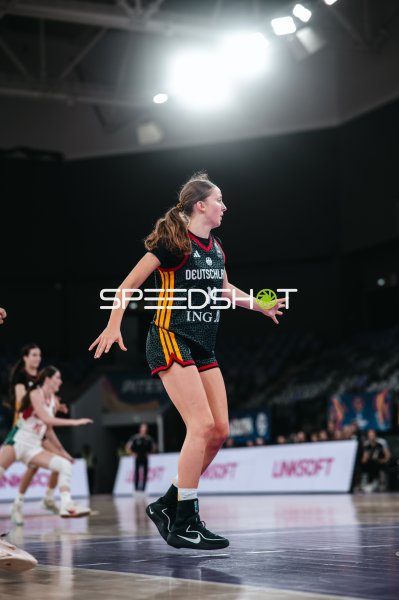 Jamie Zentgraf (#11; Deutschland u16w) in Spielaktion in Pitesti