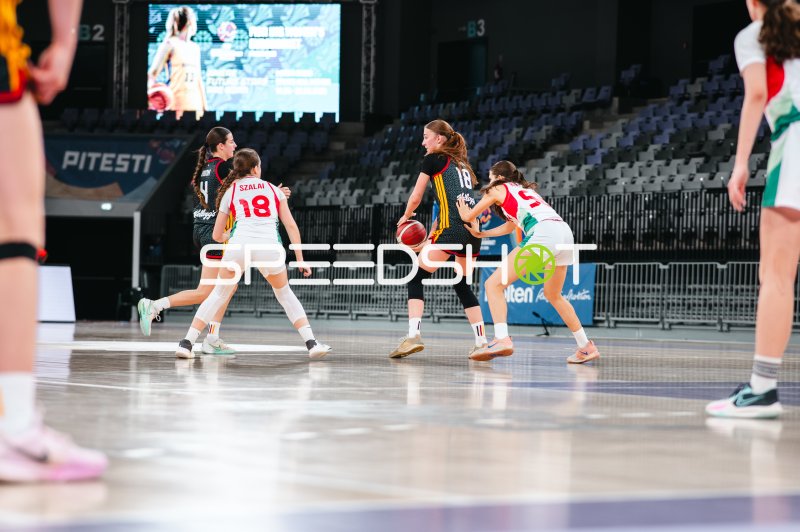 Nele Prowaznik (#18; Deutschland u16w) im Zweikampf gegen Blanka Szalai (#18; Hungary)