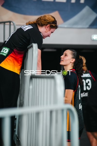 Zwei Spielerinnen von Deutschland u16w im Gespräch an der Absperrung
