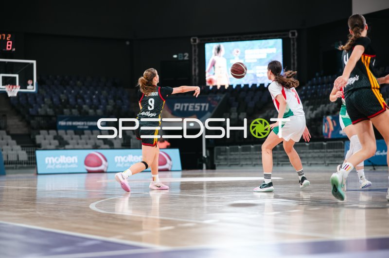 Ella Schrader (#9; Deutschland u16w) mit Pass im Spielaufbau