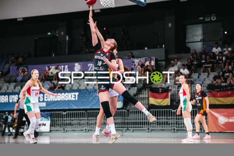 Nele Prowaznik (#18; Deutschland u16w) mit Korbleger gegen Ungarn
