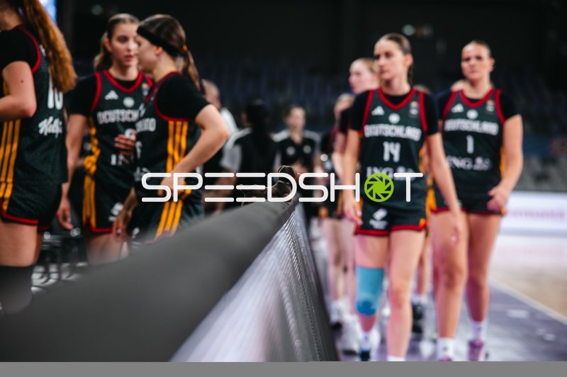 Mia Melissa Koloszar (#14) und Luana Coaja (#1) beim Einlaufen für Deutschland u16w