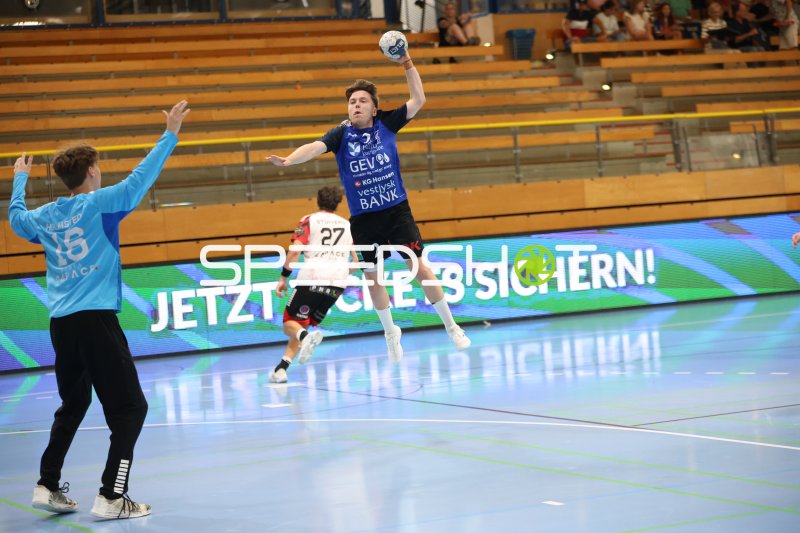 Lukas Sandgaard (#2; Grindstedt GIF) beim Sprungwurf in der Hansehalle