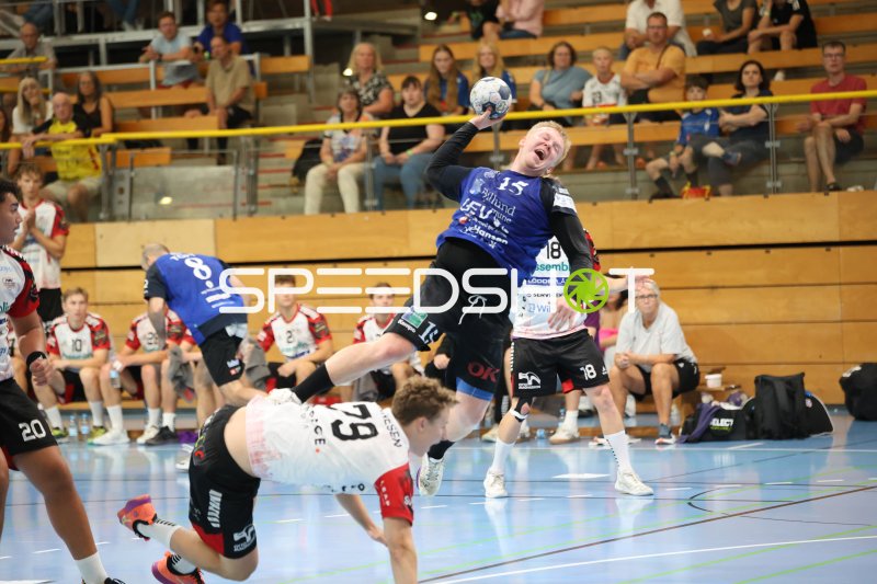 Harald Pedersen (#7? / #15; Grindstedt GIF) beim Sprungwurf gegen HK Malmö