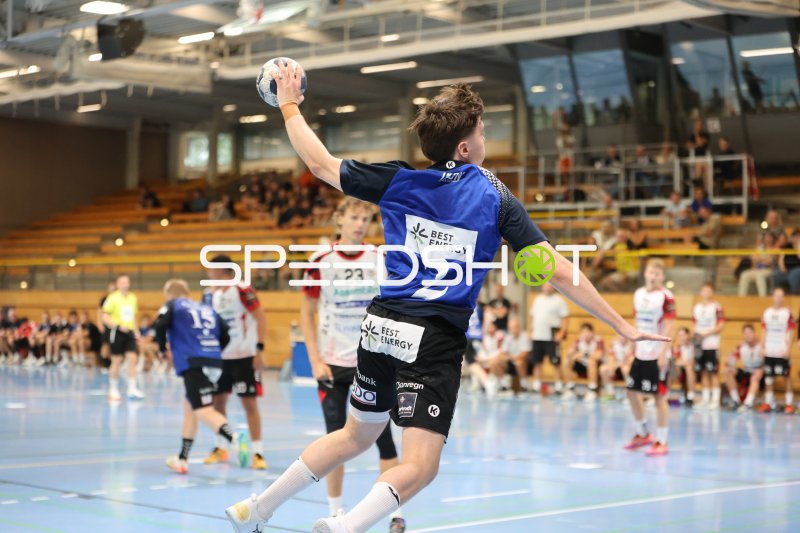 Lukas Sandgaard (#2; Grindstedt GIF) beim Sprungwurf in der Hansehalle