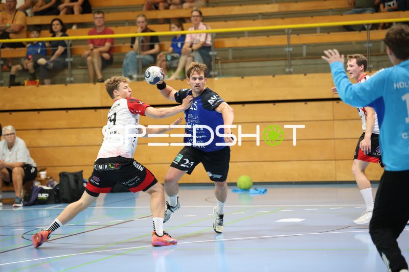 Rune Overlund (#25; Grindstedt GIF) im Zweikampf gegen Christopher Schnell (#18; HK Malmö)