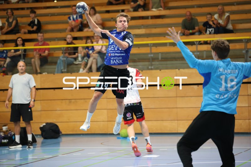 Jonas Nielsen (#19; Grindstedt GIF) beim Sprungwurf gegen HK Malmö
