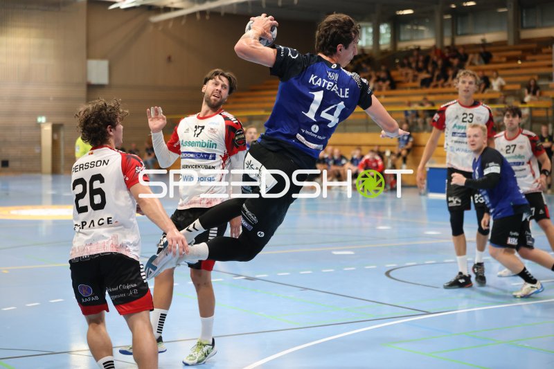 Jon Katballe (#14; Grindstedt GIF) beim Sprungwurf gegen HK Malmö