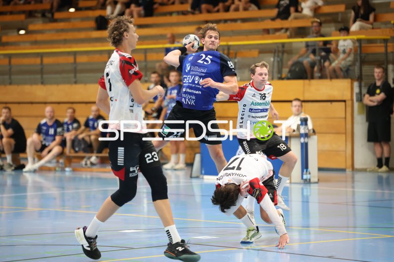 Rune Overlund (#25; Grindstedt GIF) im Sprungwurf gegen HK Malmö