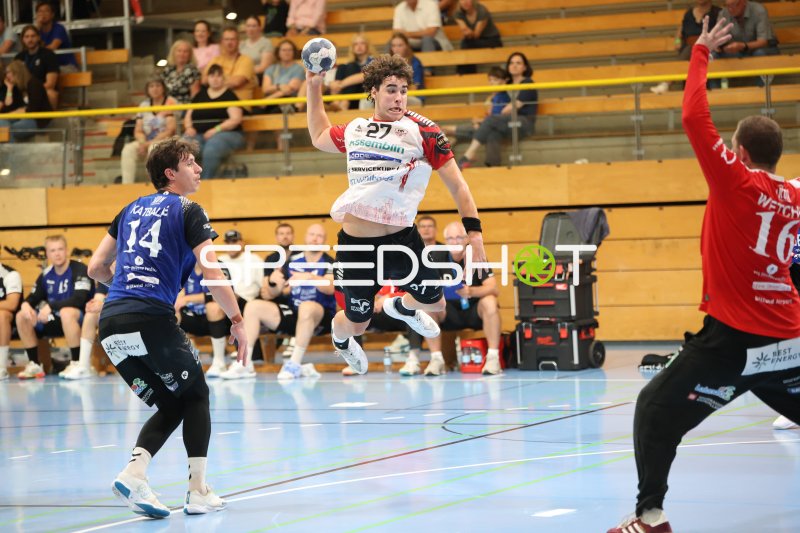HK Malmö Spieler (#27) springt zum Wurf gegen Grindstedt GIF
