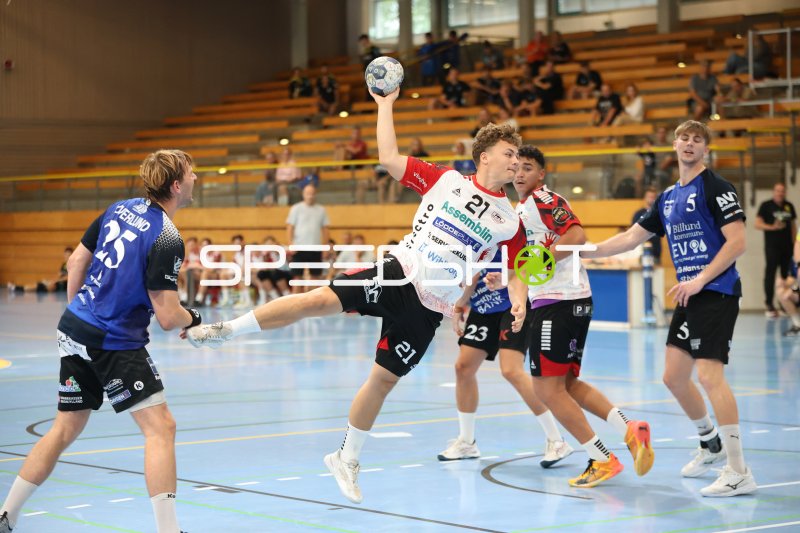 Ludvig Fagrenius (#21; HK Malmö) beim Sprungwurf gegen Grindstedt GIF
