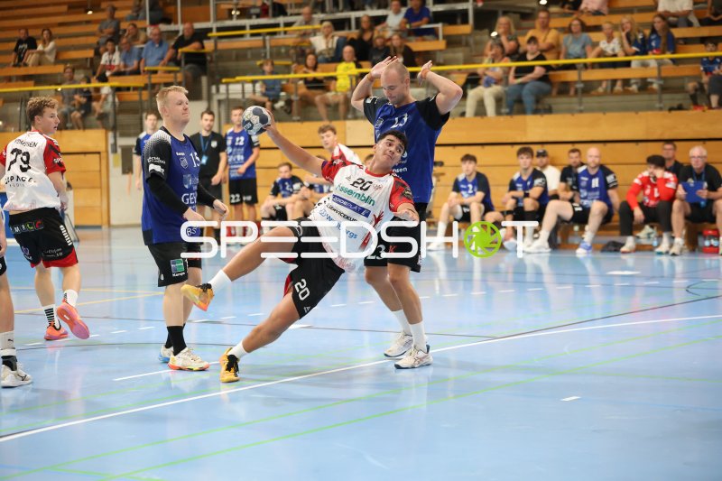 Lukas Sandgaard (#2; Grindstedt GIF) blockt Wurfversuch von HK Malmö