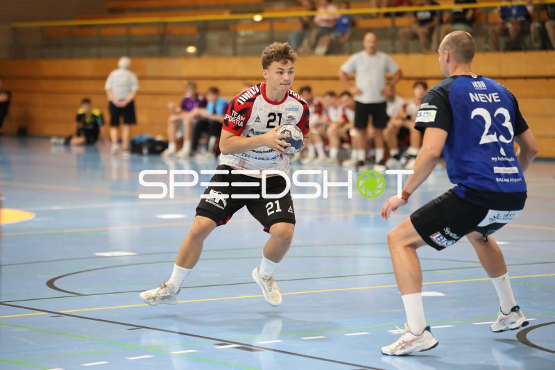 Ludvig Fagrenius (#21; HK Malmö) im Zweikampf gegen Jonas Neve (#23; Grindstedt GIF)