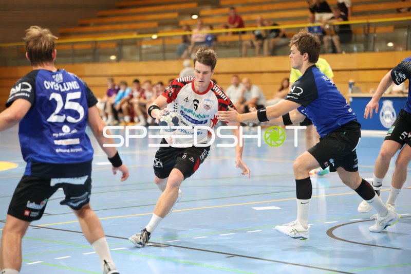 Petter Brandt (#6; HK Malmö) im Durchbruch gegen Harald Pedersen