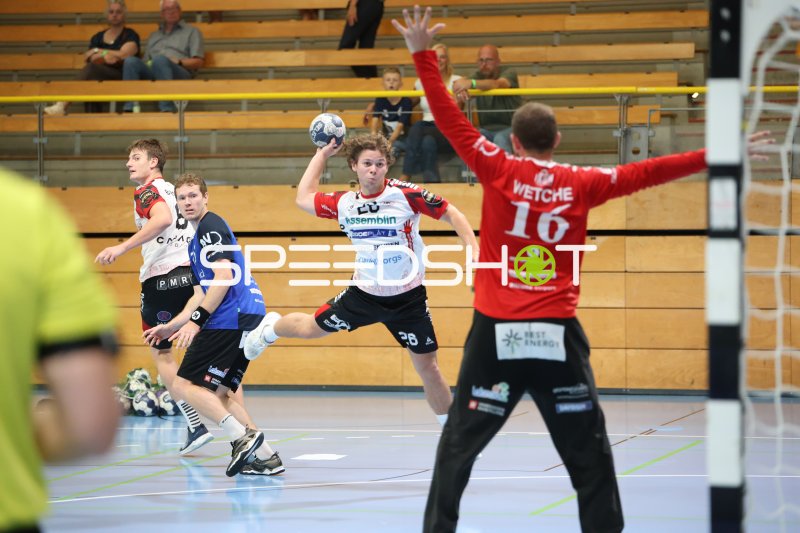 Timothy Persson (HK Malmö) beim Sprungwurf gegen Christian Wetche (#16; Grindstedt GIF)