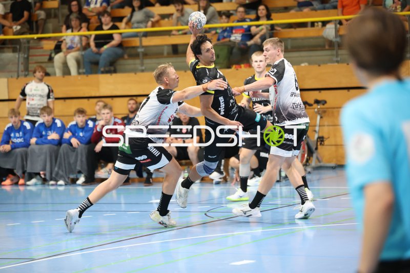 HK Malmö Angreifer im Sprungwurf gegen Grindstedt GIF-Abwehr