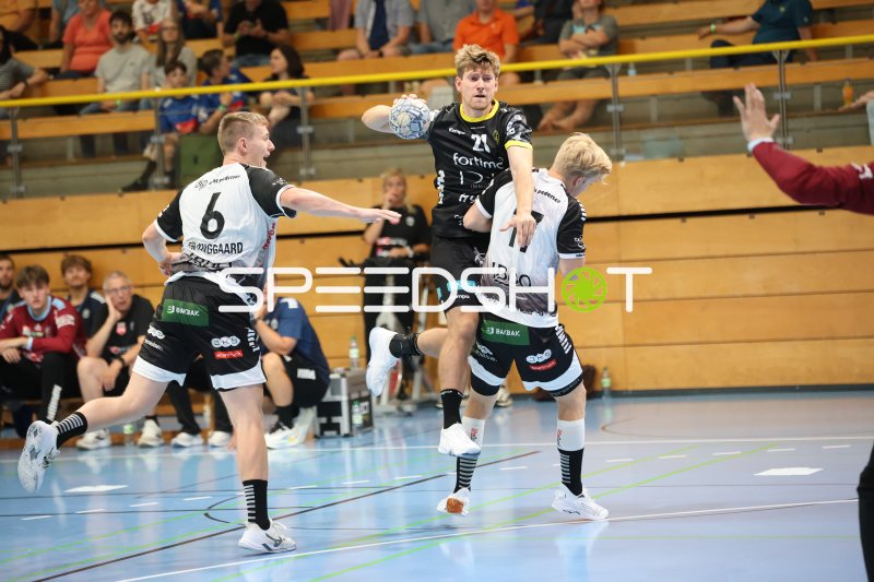 Kristoffer Vestergaard (#21; Grindstedt GIF) im Sprungwurf gegen HK Malmö