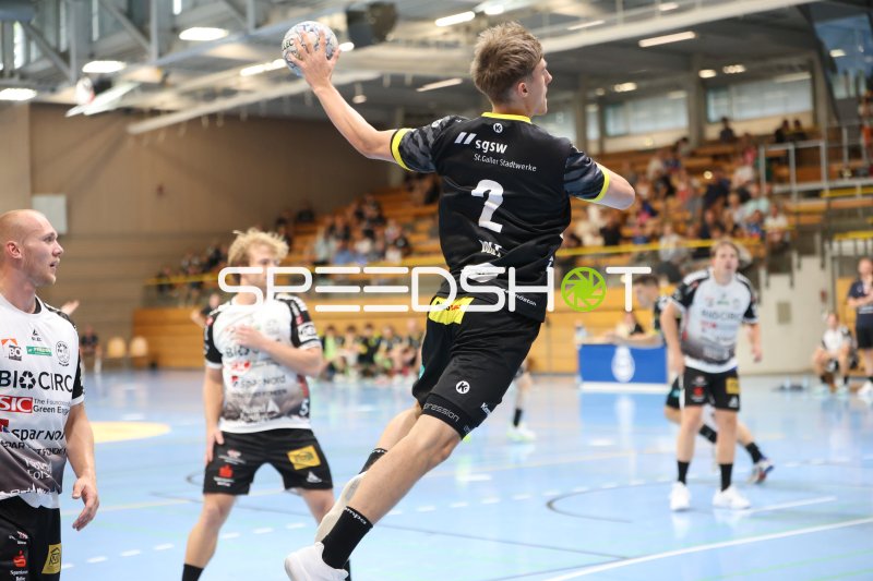 Arvid Johansson (#2; HK Malmö) beim Sprungwurf in der Hansehalle