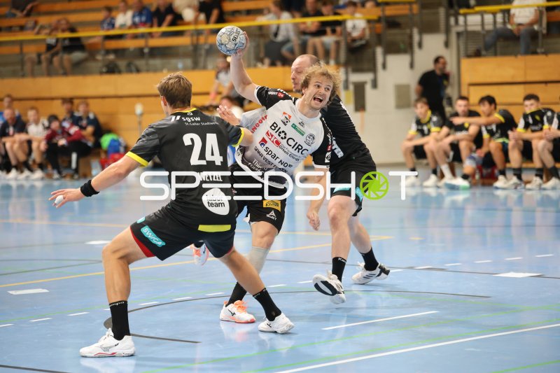 HK Malmö Spieler im Wurf zwischen zwei Grindstedt-Abwehrspielern