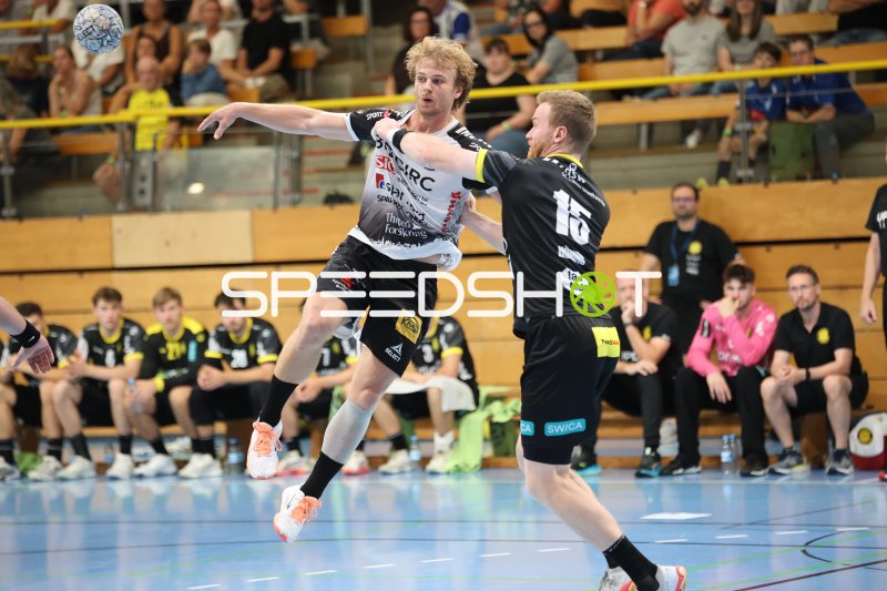 Christian Wetche (#16; Grindstedt GIF) blockt Wurf von HK Malmö