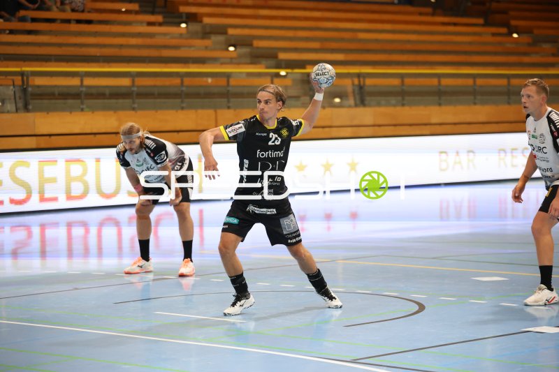 Rune Overlund (#25; Grindstedt GIF) beim Wurfansatz in der Hansehalle