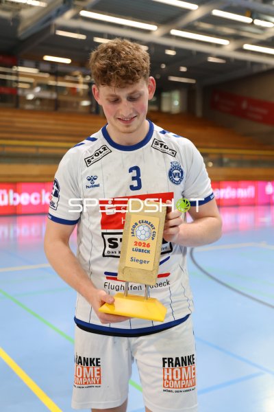 Spieler (#3; HK Malmö) mit Siegerpokal Jacob Cement Cup 2026