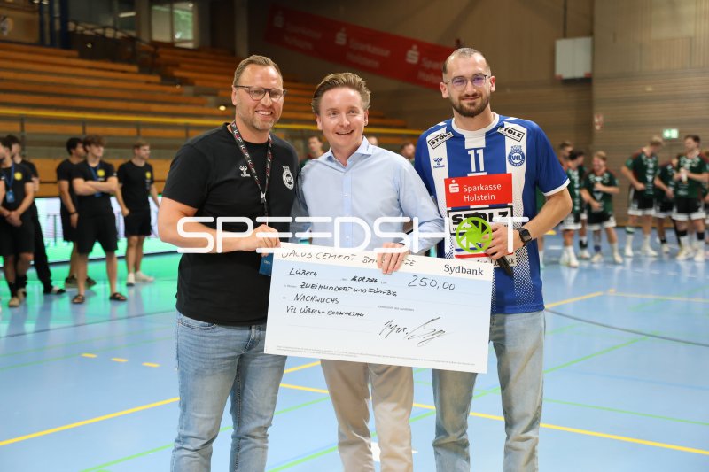 Scheckübergabe für den VfL Lübeck-Schwartau Nachwuchs in der Hansehalle